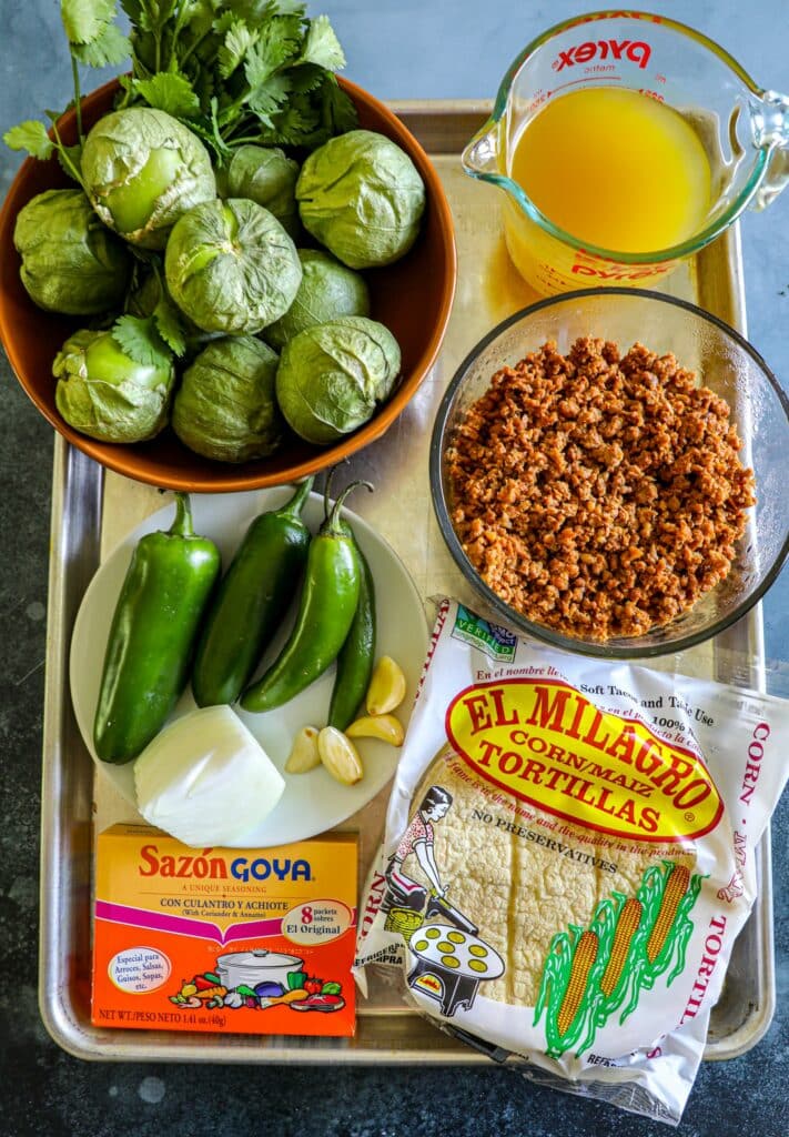 Chilaquiles verdes con huevos ingredients